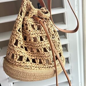 Universal thread
Rattan bucket bag